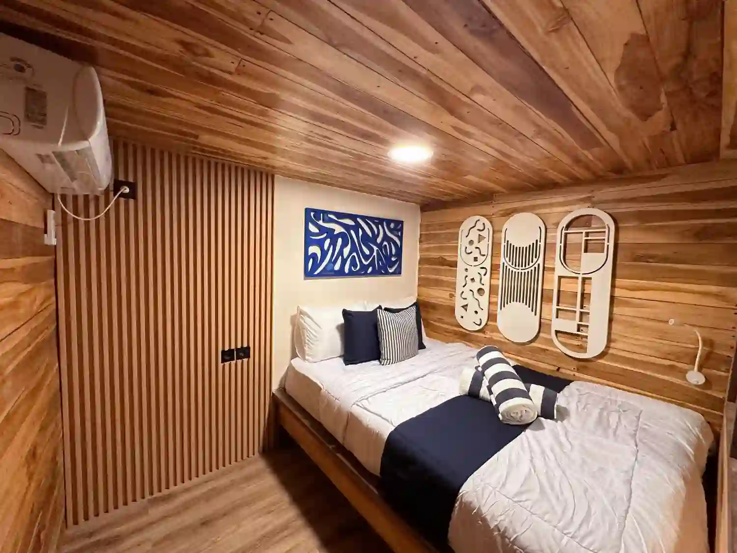 Vhale-Liveaboard-Azure-Cabin