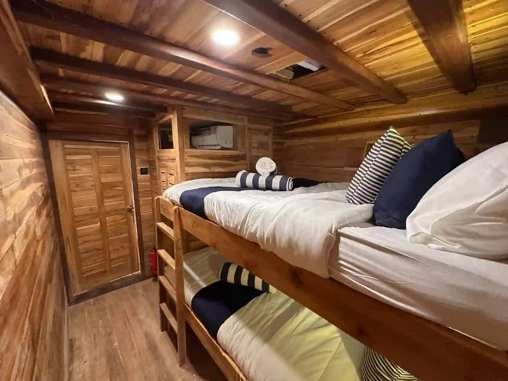 Vhale-Liveaboard-Coral-Cabin-3