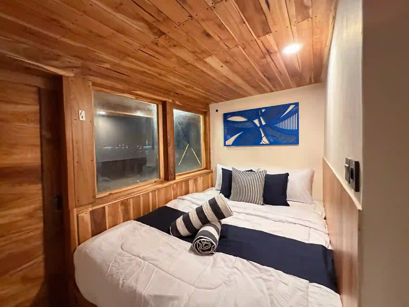 Vhale-Liveaboard-Pacific-Cabin-2